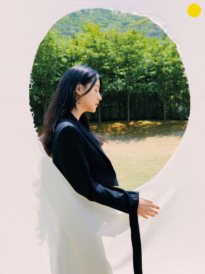Lee Young Ae sử dụng rất nhiều sản phẩm liên quan đến trà xanh. Mỗi ngày cô uống rất nhiều nước trà xanh để thay thế nước lọc. Và dùng tinh dầu hoa trà để cấp ẩm cho làn da. Trong những ngày không phải làm việc, cô sẽ không trang điểm và tôn trọng vẻ đẹp "mộc" của mình.