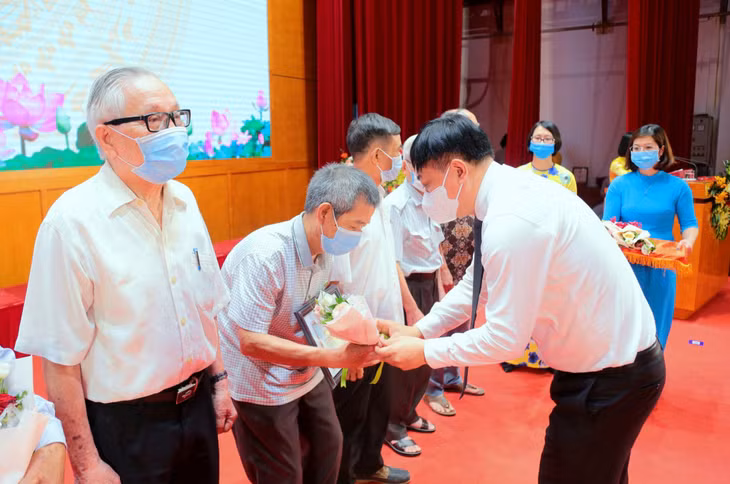 Lãnh đạo Hội Nhà báo tỉnh mừng thọ các hội viên cao tuổi.