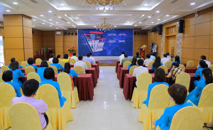 Các đại biểu theo dõi clip giới thiệu về Báo Quảng Ninh điện tử phiên bản nâng cấp và ứng dụng Quảng Ninh media.