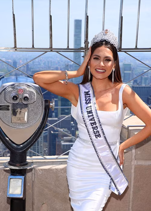 Meza diện đầm hai dây cổ vuông của nhà thiết kế Mexico Teté Rosado trong chuyến thăm tòa nhà Empire State.