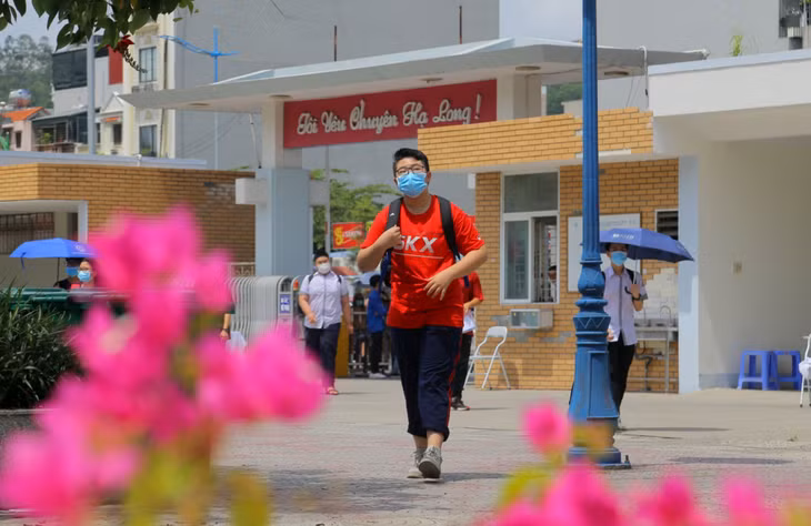 Buổi thi cuối cùng tiếp tục diễn ra trong thời tiết nắng nóng oi bức.