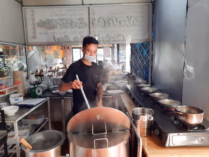 Nên thực hiện ăn chín, uống sôi và ăn ngay sau khi thực phẩm được chế biến. (Trong ảnh: Khu bếp nấu của quán hủ tiếu Hải Triều (phường Hồng Hải, TP Hạ Long).