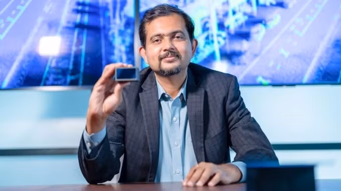 CEO Velodyne, Anand Gopalan, và thiết bị lidar mới của công ty. Ảnh: Nikkei.