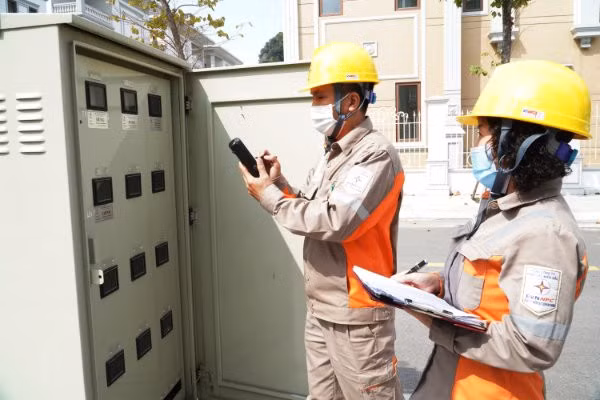 Công nhân Điện lực TP Hạ Long ghi chỉ số bằng thiết bị cầm tay HHU.