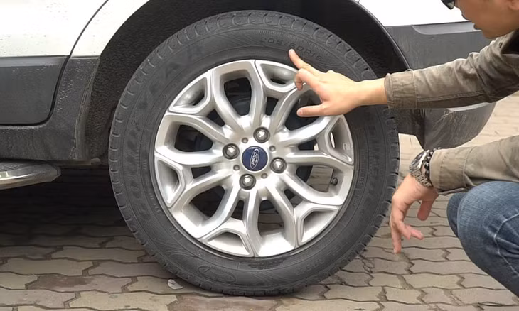 Việc kiểm tra lốp thường xuyên, nhất là trước khi khởi hành sẽ giúp tài xế chủ động trong mọi hành trình