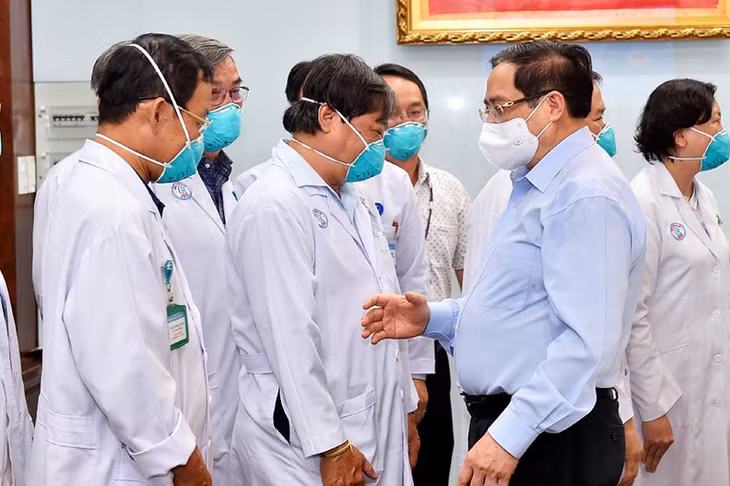 Chiều 13/5, tại TPHCM, Thủ tướng Phạm Minh Chính đã tới thăm, động viên các y, bác sĩ, điều dưỡng viên tại Bệnh viện đại học Y Dược TPHCM và Bệnh viện Chợ Rẫy. - Ảnh: VGP/Nhật Bắc