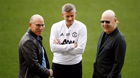 Nhà Glazer xuống nước với fan Man United ảnh 1