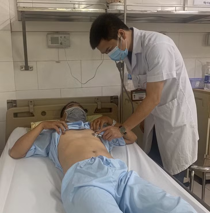 BS.Nguyễn Thanh Hùng thăm khám cho bệnh nhân tại Trung tâm Y học hạt nhân và Ung bướu, Bệnh viện Bạch Mai.