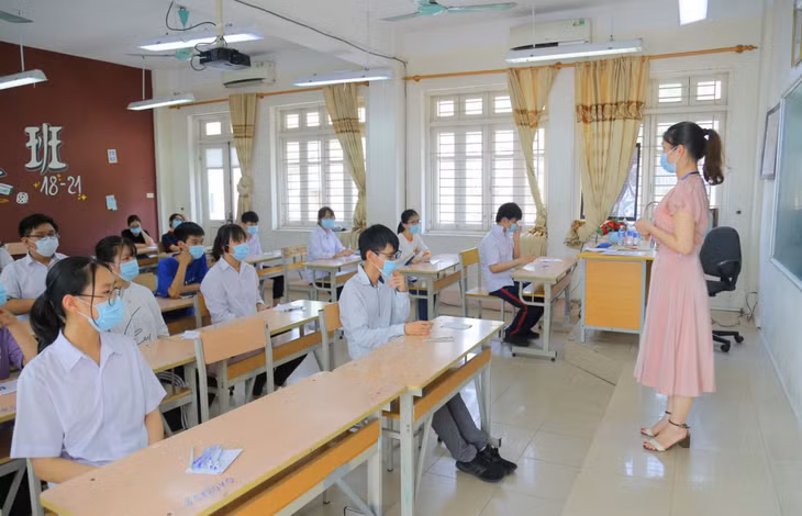 Cán bộ làm thi phổ biến cặn kẽ quy chế, quy định của kỳ thi và động viên, nhắc nhở, tạo tâm lý thoải mái cho thí sinh trước giờ làm bài.