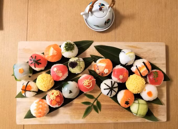 Temari sushi: Cũng là một loại sushi thuộc nigiri sushi nhưng hình dáng temari lại giống một quả bóng tròn hơn. Cơm, cá, rong biển được xếp rồi ép chặt thành hình tròn. Temari là món dễ chế biến tại nhà và thường được người Nhật mang đi ăn trong các buổi dã ngoại, lễ Halloween, Hinamatsuri (lễ hội búp bê cho bé gái) và Giáng sinh vì chúng dễ trang trí theo chủ đề. Ảnh: JW magazine