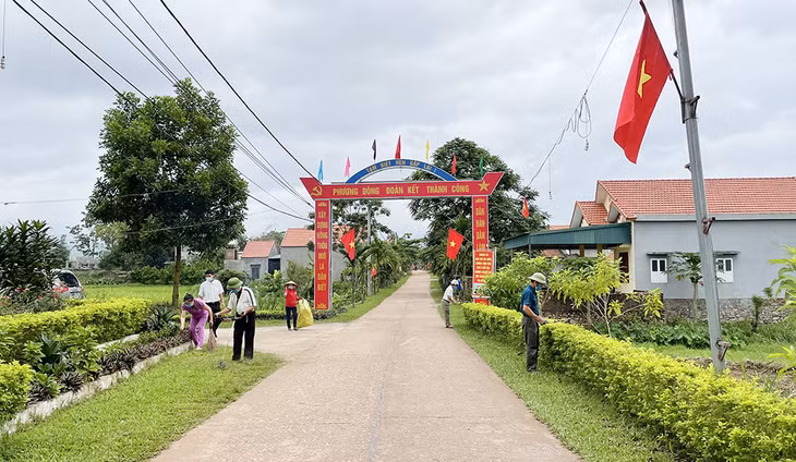 Người dân thôn Phương Đông (xã Đông Ngũ) vệ sinh đường làng, ngõ xóm.