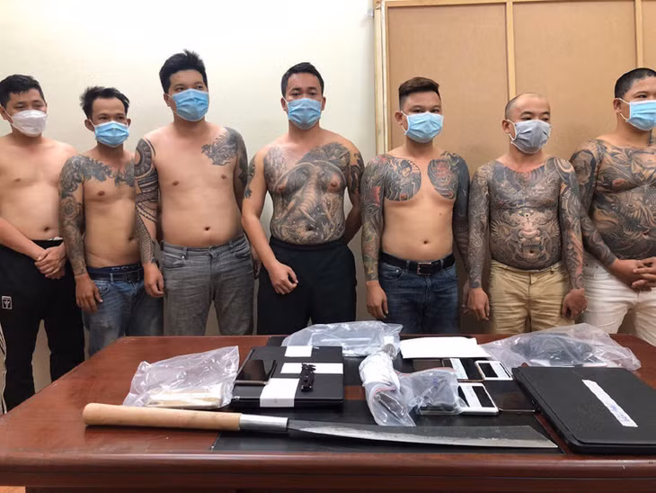 Súng hoa cải, đạn, đao kiếm, mã tấu và các máy móc phục vụ việc tổ chức đánh bạc được thu giữ từ đường dây cá độ. Ảnh: CA cung cấp