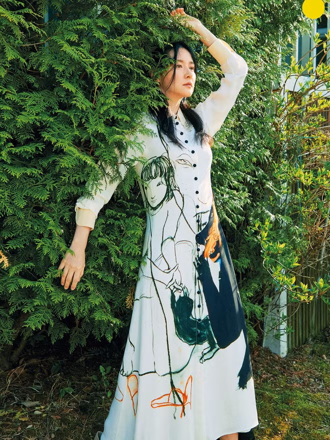 Bên cạnh tài năng diễn xuất và lối sống sạch, Lee Young Ae còn được xem là biểu tượng nhan sắc của làng giải trí xứ Hàn. Cô được gọi là "báu vật sắc đẹp" của xứ kim chi nhờ vẻ ngoài vượt thời gian.