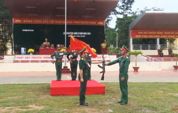 Đại tá Nguyễn Hữu Toàn, Lữ đoàn trưởng, trao súng cho chiến sĩ mới.