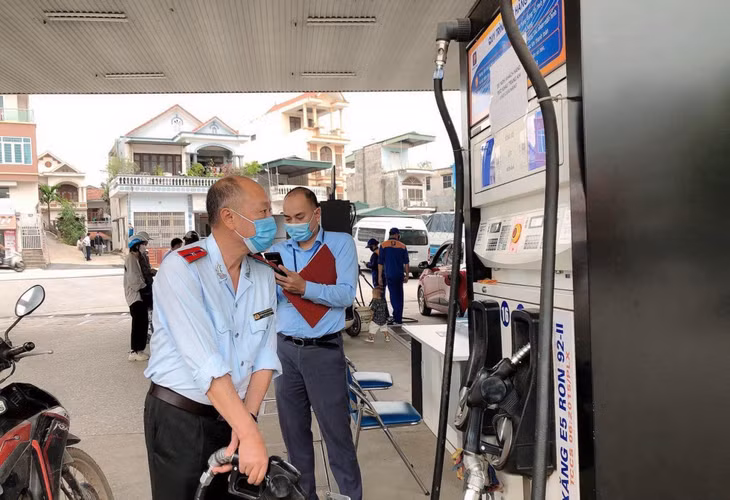 Cán bộ Chi cục Đo lường chất lượng (Sở KH&amp;CN) thực hiện lấy mẫu kiểm tra chất lượng xăng dầu tại một số cửa hàng bán lẻ xăng dầu trên địa bàn tỉnh.