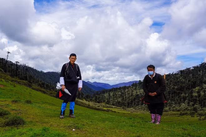 Nhà vua đã thực hiện nhiều chuyến vi hành trong 14 tháng qua tới các khu vực hẻo lánh ở Bhutan (Ảnh: Cung điện hoàng gia Bhutan).