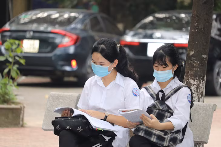 Những người "bạn đồng hành" đặc biệt theo sát các sĩ tử từ lúc ôn bài trước giờ thi...
