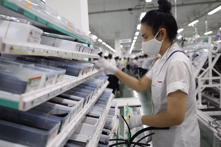 Nhà máy Sản xuất hệ thống dây dẫn và các cụm thiết bị điện ô tô Yazaki là đơn vị có lao động đông nhất KCN Đông Mai, với hơn 4.000 cán bộ, công nhân. Yếu tố an toàn để sản xuất thời điểm này được đặt lên hàng đầu.