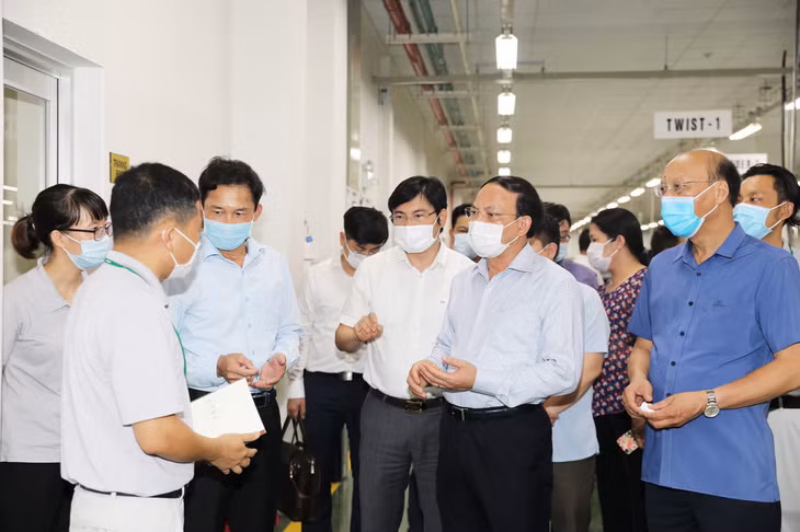 Đồng chí Bí thư Tỉnh ủy kiểm tra công tác phòng dịch tại Nhà máy Sản xuất hệ thống dây dẫn và các cụm thiết bị điện ô tô Yazaki.