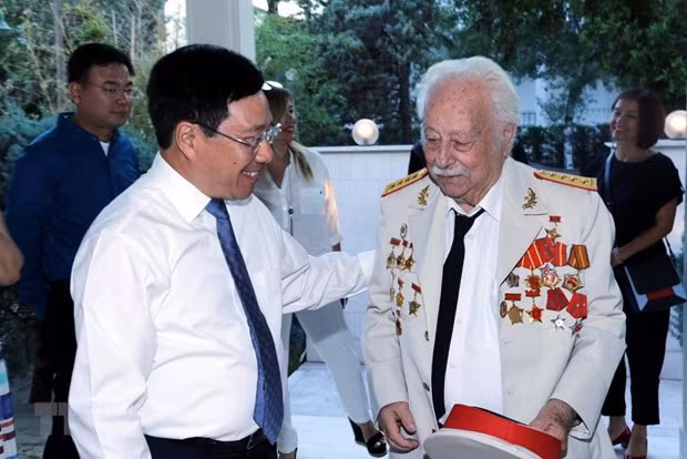 Vinh biet Anh hung luc luong vu trang Kostas Saratidis-Nguyen Van Lap hinh anh 3