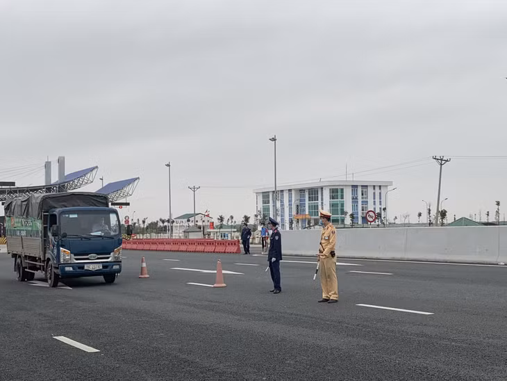 Lực lượng CSGT điều tiết giao thông trên tuyến cao tốc Hà Nội - Hạ Long.