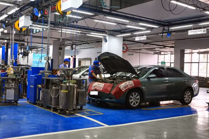 Cần phải thường xuyên kiểm tra bình ắc quy, lau sạch bề mặt của bình