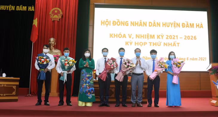Đồng chí Nguyễn Thị Thu Hà, Tỉnh ủy viên, Bí thư Huyện ủy tặng hoa các đồng chí Thường trực HĐND, Trưởng, phó các Ban HĐND huyện khóa V tại kỳ họp