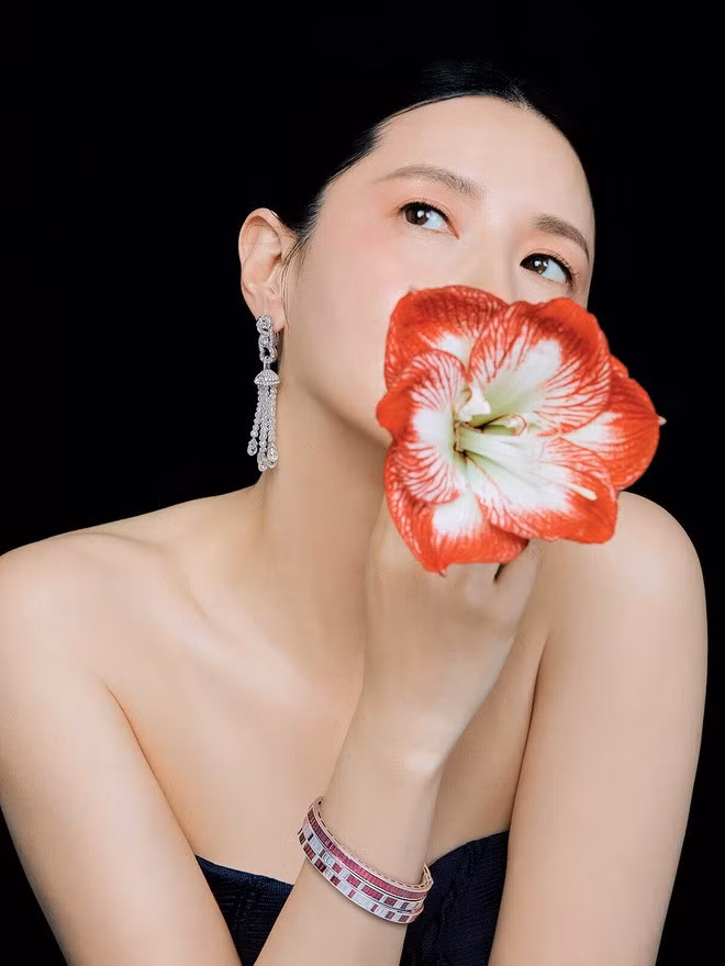 Năm 2009, cô lên xe hoa với một doanh nhân giàu có và ít tham gia các hoạt động của làng giải trí. Số đầu phim mà Lee Young Ae góp mặt từ năm 2006 chỉ khoảng 3 phim nhưng sức hút của "quý bà oxy" không bao giờ giảm sút.