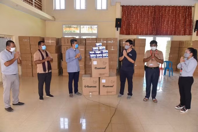 Công ty trao tặng khẩu trang cho Giáo hội Công giáo Campuchia, gần đây nhất là trao tặng cho tỉnh Bắc Giang để phòng, chống dịch. Ảnh: NVCC.