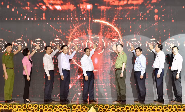 Thủ tướng Phạm Minh Chính và các đại biểu xác thực điện tử, kích hoạt vận hành chính thức hệ thống Trung tâm dữ liệu quốc gia về dân cư và hệ thống sản xuất, cấp và quản lý căn cước công dân - Ảnh: VGP/Nhật Bắc Thủ tướng Phạm Minh Chính và các đại biểu xác thực điện tử, kích hoạt vận hành chính thức hệ thống Trung tâm dữ liệu quốc gia về dân cư và hệ thống sản xuất, cấp và quản lý căn cước công dân - Ảnh: VGP/Nhật Bắc