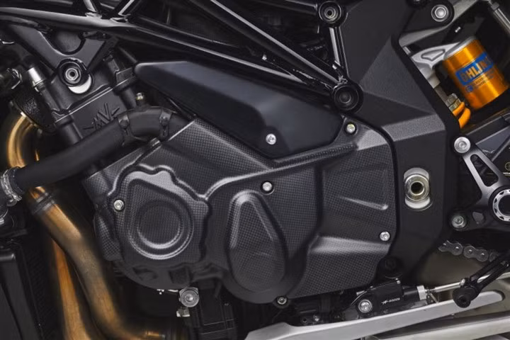 Sức mạnh này đến từ khối động cơ 4 xi lanh thẳng hàng 998 cc với DOHC và 16 van, được làm mát cả bằng chất lỏng và dầu.