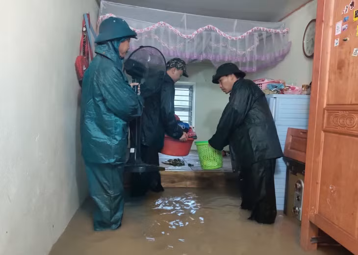 Lãnh đạo Ban CHQS TP Cẩm Phả (ngoài cùng, bên phải) chỉ đạo công tác giúp dân khu ngập lụt tại phường Quang Hanh (TP Cẩm Phả), năm 2020.