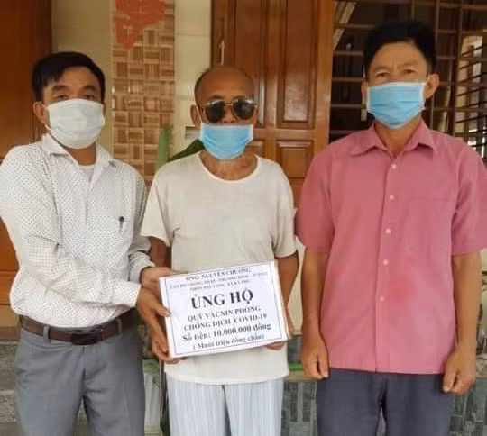 Cụ Nguyễn Chưởng ủng hộ quỹ vaccine COVID-19. Ảnh: BYT