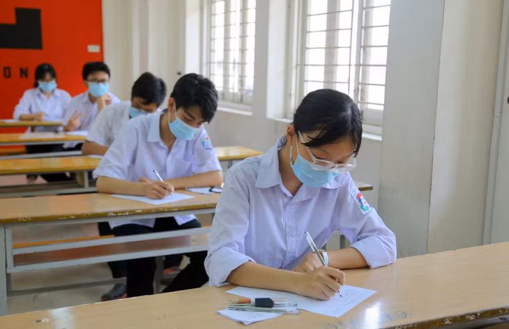 Các thí sinh điền thông tin vào giấy nháp, sẵn sàng làm bài các môn thi chuyên.