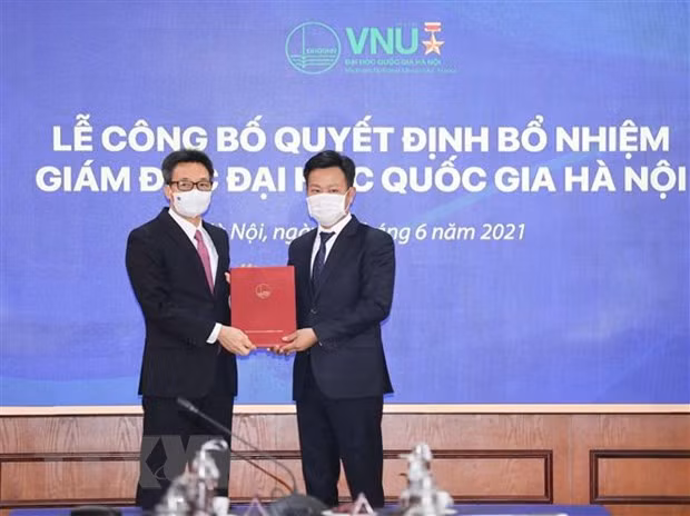 Trao quyet dinh bo nhiem Giam doc Dai hoc Quoc gia Ha Noi hinh anh 1