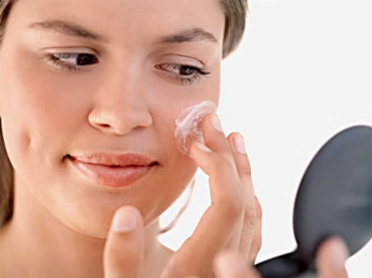 Trước khi mua một loại kem dưỡng trắng nào đó bạn nên thử chúng trước khi mua để tránh trường hợp mua về mà không dùng được. kem dưỡng da