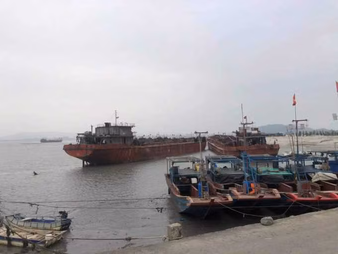 Các phương tiện được Công ty TNHH Quan Minh trang bị để nạo vét luồng tại đảo Quan Lạn