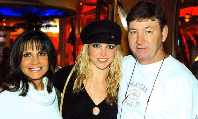 Britney Spears (giữa) chụp ảnh cùng cha mẹ tại Las Vegas năm 2001. Ảnh: WireImage.