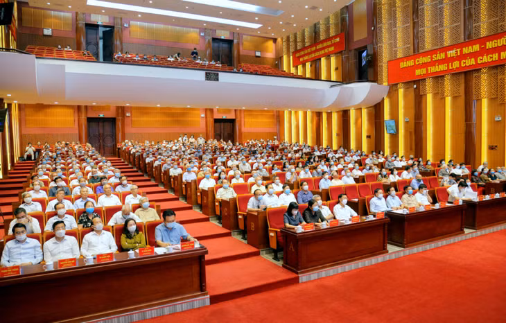 Đông đảo các đồng chí lãnh đạo tỉnh, cán bộ chủ chốt đã nghỉ hưu của tỉnh tham dự buổi gặp mặt.
