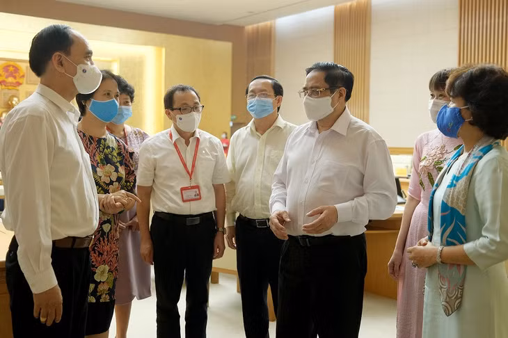 Thủ tướng Phạm Minh Chính trao đổi với các đại biểu tham dự cuộc làm việc. Ảnh: VGP/Quang Hiếu