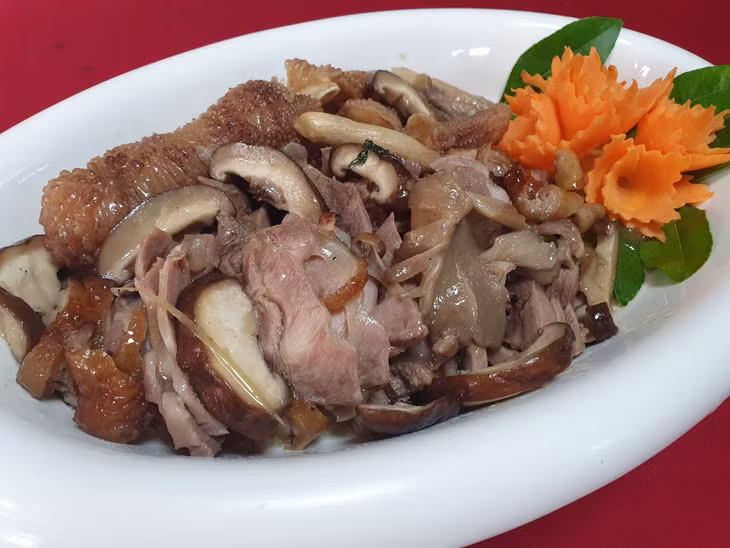 Món gà Đông Tảo hấp nấm hấp dẫn thực khách ngay đầu tiên bằng màu sắc, mùi vị.