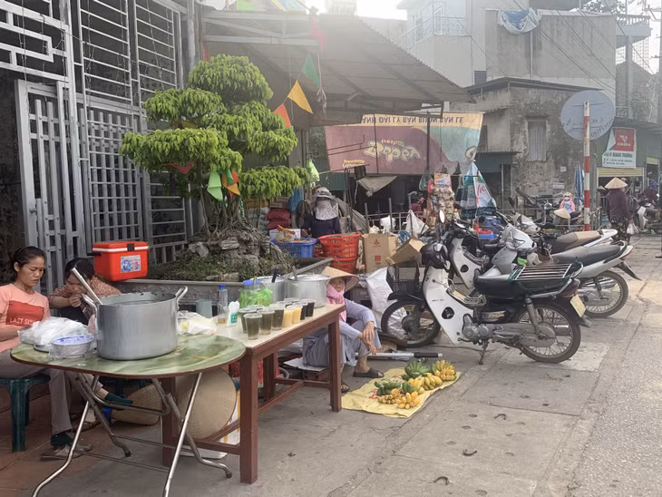 Chợ tạm Đại Yên (TP Hạ Long) tồn tại hàng chục năm nay nhưng chưa thể di dời.
