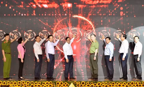 Thủ tướng Phạm Minh Chính và các đại biểu xác thực điện tử, kích hoạt vận hành chính thức hệ thống Trung tâm dữ liệu quốc gia về dân cư và hệ thống Sản xuất, cấp và quản lý căn cước công dân (Nguồn Chinhphu.vn)