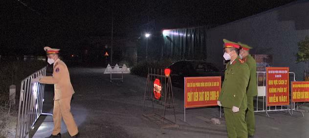 Cán bộ, chiến sĩ Công an Hải Dương thực hiện nhiệm vụ 24/24h tại các chốt kiểm dịch