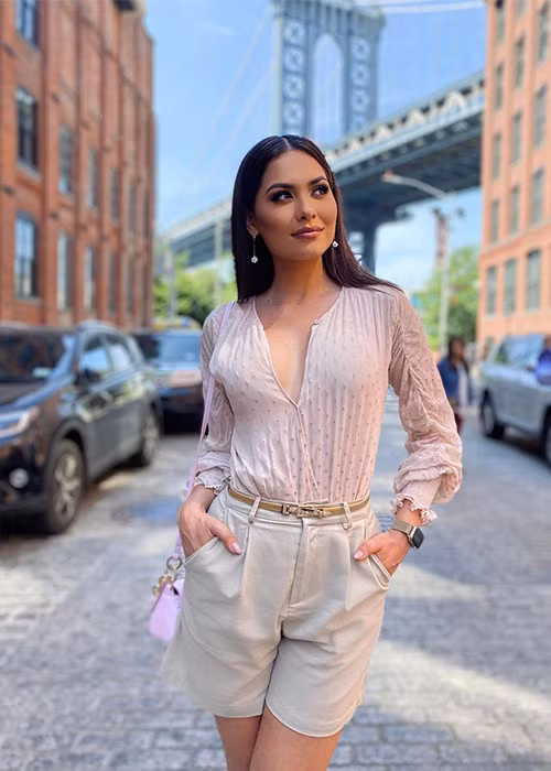 Hoa hậu mặc quần short khi thăm cầu Brooklyn, khu Dumbo.