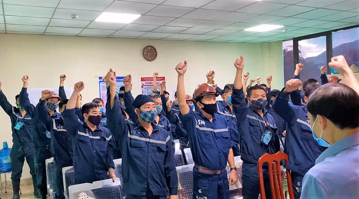 Hiện nay, các phân xưởng của Công ty Than Hạ Long đang phát động phong trào thi đua sản xuất phấn đấu hoàn thành vượt kế hoạch năm.