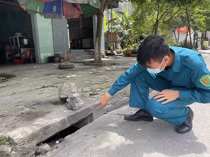 Cống thoát nước đoạn qua khu vực tổ 8, khu 8, phường Mông Dương (TP Cẩm Phả) bị thu hẹp, dễ gây ngập úng cục bộ.