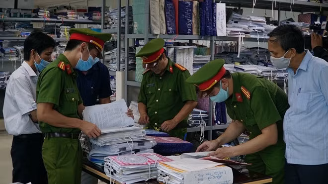 Lực lượng Công an kiểm tra hồ sơ đền bù liên quan đến vụ án.