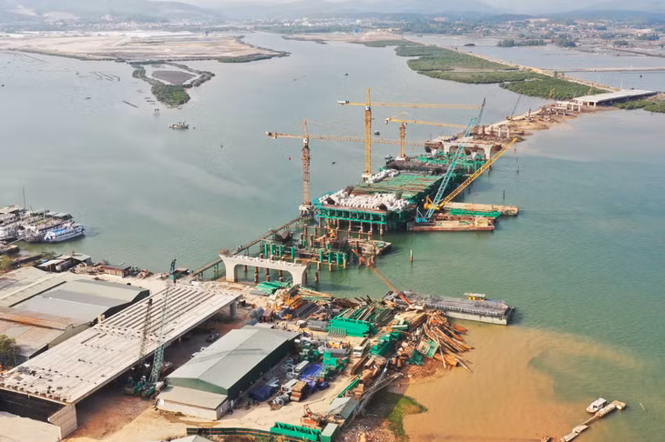 Công trường thi công cầu Cửa Lục 1. Ảnh: Đỗ Phương