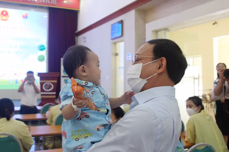 Đồng chí Nguyễn Xuân Ký, Bí thư Tỉnh ủy, Chủ tịch HĐND tỉnh thăm, tặng quà cho các 